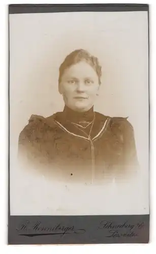 Fotografie R. Ronneberger, Schneeberg i /E., Junge Dame mit zurückgebundenem Haar