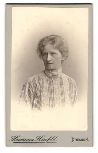 Fotografie Hermann Herzfeld, Dresden, Bürgerliche Dame in hübscher Kleidung
