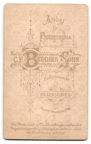 Fotografie C. F. Beddies & Sohn, Braunschweig, Kuhstr. 10, Bürgerliche Dame mit Haube und Kragenbrosche