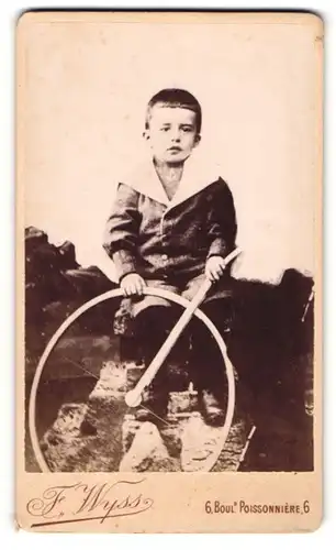 Fotografie F. Wyss, Paris, 6. Boul. Poissonnière, Kleiner Knirps im Sonntagsgewand mit Holzrad