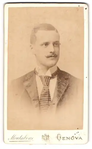 Fotografie Montabone, Genova, Junger Mann mit einer übergrossen, gestreiften Krawatte