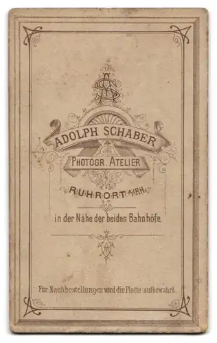 Fotografie Adolph Schaber, Ruhrort, Nähe der beiden Bahnhöfe, Kleines Mädchen im Kleid mit Rüschenkragen