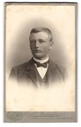 Fotografie Carl Andersen, Neumünster, Fabrikstrasse 38, Junger Mann mit blondem Moustache