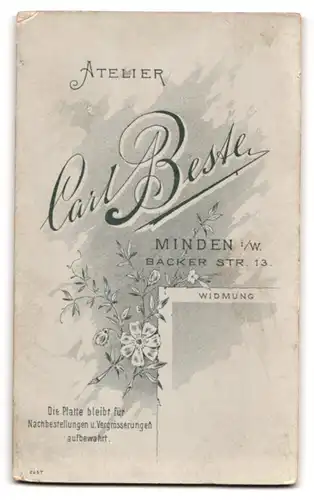 Fotografie Carl Bester, Minden, Bäckerstrasse 13, Kleinkind im schwarzen Kleid mit glücklichem Blick