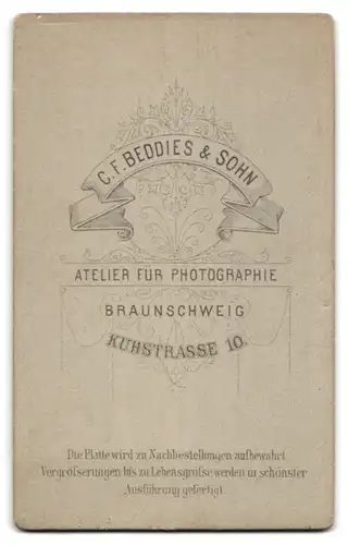 Fotografie C. F. Beddies & Sohn, Braunschweig, Kuhstrasse 10, Heranwachsende Schönheit im weissen Kleid