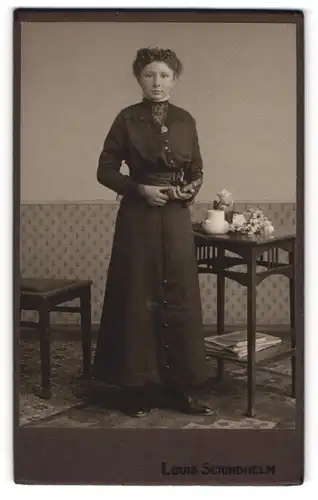 Fotografie Louis Schindhelm, Ebersbach i. S., Portrait hübsches Mädchen im Kommunionskleid mit Haarschmuck