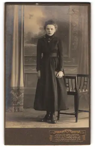 Fotografie Julius Grusche, Neugersdorf i. S., Portrait Mädchen im schwarzen Kommunionskleid mit Haarschmuck