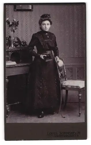 Fotografie Louis Schindhelm, Ebersbach i. S., hübsche junge Frau im dunklen Kleid zu ihrer Kommunion