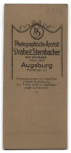 Fotografie Drabe & Sternbacher, Augsburg, Portrait niedliches Mädchen im weissen Konfirmationskleid mit Kerze