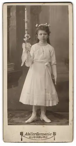 Fotografie Atelier Germania, Augsburg, Portrait niedliches Mädchen Theresia Gloss im weissen Kleid zu ihrer Kommunion