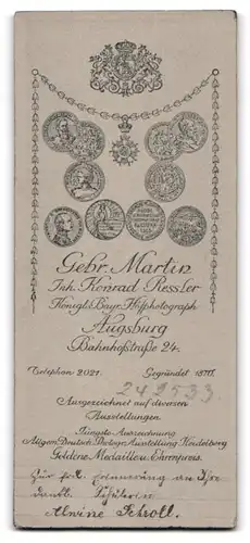 Fotografie Gebr. Martin, Augsburg, Portrait Mädchen Alwine Schroll zu ihrer Kommunion im Kleid mit Kerze