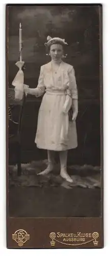 Fotografie Spalke & Kluge, Augsburg, Portrait junges blondes Mädchen im Kommunionskleid mit Kerze