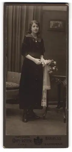 Fotografie Otto Witte, Berlin, Portrait Skalitzer-Str. 54, junge Frau im schwarzen Samtkleid zu ihrer Konfirmation
