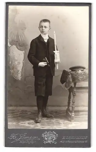 Fotografie X. Simson, Rosenheim, Münchenerstr. 6, Portrait junger Knabe im Anzug mit Knickerbockern zu seiner Kommunion