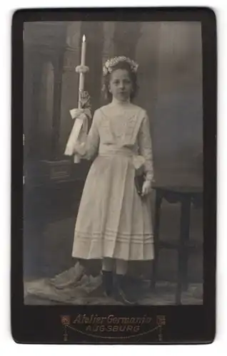 Fotografie Atelier Germania, Augsburg, Portrait kleines Mädchen im weissen Kleid zur Konfirmation mit Kerze