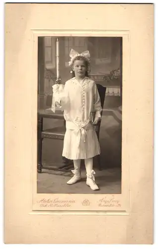 Fotografie Atelier Germania, Augsburg, Portrait kleines Madchen Käthe im Konfirmatinnen Kleid mit Kerze in der Hand