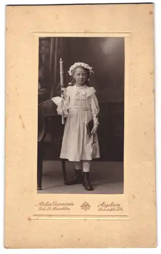 Fotografie Atelier Germania, Augsburg, Portrait Mädchen Ana Michl im weissen Kommunionskleid mit Kerze und Haarschmuck