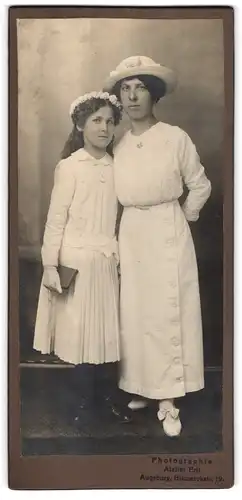 Fotografie Atelier Ertl, Augsburg, Portrait Mutter mit ihrer Tochter Viktoria Wiedemann zur Kommunion 1915