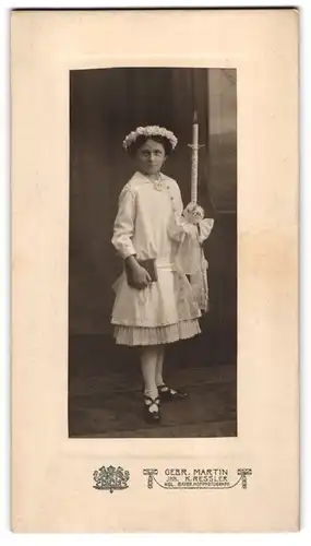 Fotografie Gebr. Martin, Augsburg, Portrait Mädchen Ida Langer im Konfirmationskleid mit Kerze, 1915