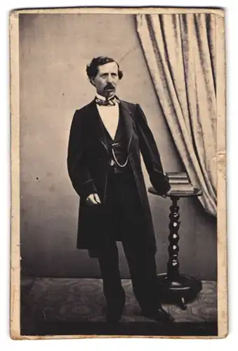 Fotografie J. C. Wolff, Wien, Portrait Mann im stattlichen Anzug mit Moustache und Uhrenkette