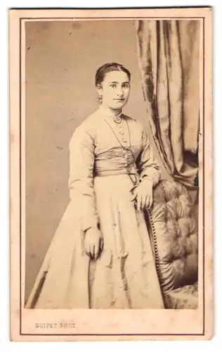 Fotografie Guipet, Dijon, Portrait junge Französin im Biedermeierkleid mit Brosche und Ohrringen