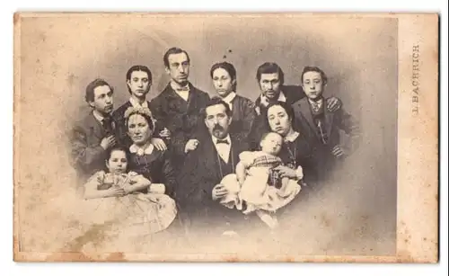 Fotografie L. Bachrich, Wien, Portrait Familienfoto mit 12 Personen, zwei kleine Kinder, posieren im Atelier