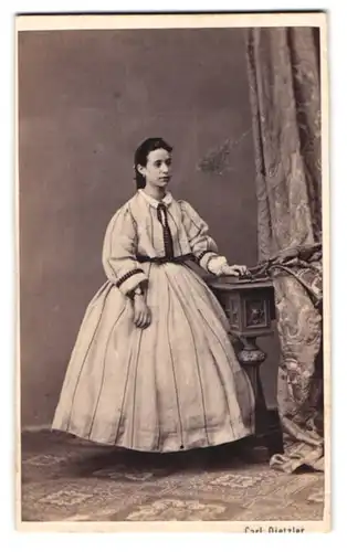 Fotografie Carl Dietzler, Wien, Portrait junge Dame im hellen reifrock Kleid posiert im Atelier