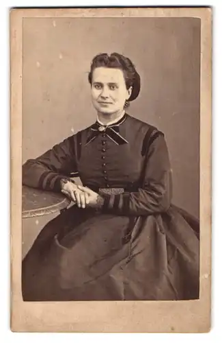 Fotografie unbekannter Fotograf und Ort, Portrait junge Frau im dunklen Biedermeierkleid mit Brosche