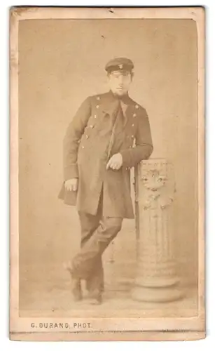 Fotografie G. Durand, Epernay, Portrait französischer Soldat in Uniform steht lässig im Atelier