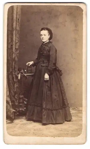 Fotografie Gustav Reinger, Augsburg, Portrait junge Frau im schwrazen Kleid mit Haarnetz