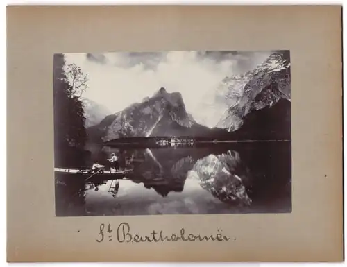 Fotografie unbekannter Fotograf, Ansicht St. Bartholomä, Berge spiegeln sich in der Spiegelglatten Wasseroberfläche