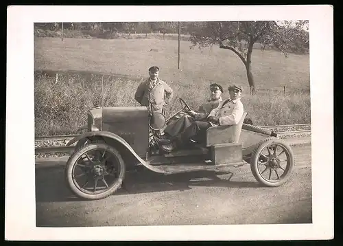Fotografie Auto, Roadster Eigenbau, Herren machen eine Testfahrt mit dem PKW
