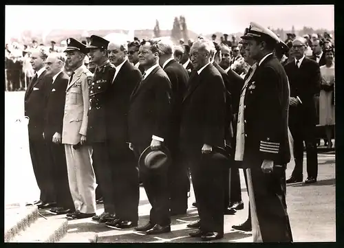 Fotografie unbekannter Fotograf, Ansicht Berlin, Konrad Adenauer & Willy Brandt erwarten Ankunft von John F. Kennedy