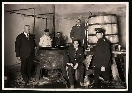 Fotografie Atelier Behrung, Oranienburg, Brauerei - Brennerei, Lebensmittel-Kontrolleur kontrolliert Destille