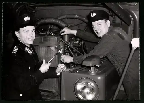 Fotografie KVP-Grenzsoldaten schrauben am Lastwagen IFA H3A