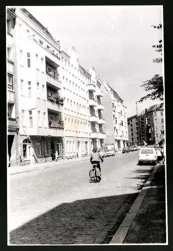 Fotografie unbekannter Fotograf, Ansicht Berlin-Friedrichshain, Strassenzug mit Wohnhäusern