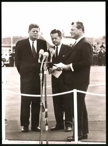 Fotografie unbekannter Fotograf, Ansicht Berlin, Willy Brandt & John F. Kennedy bei der Ankunft am Flughafen