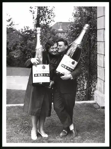 Fotografie Paar mit grossen Champagnerflaschen Champagne Mercier