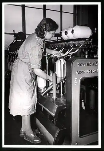 Fotografie Fabrikarbeiterin bestückt Spinnmaschine einer Textilfabrik