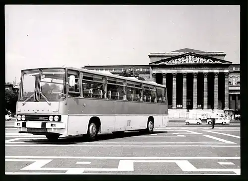 Fotografie unbekannter Fotograf, Ansicht Budapest, Bus Ikarus Z50, Reisebus vor dem Kunstmuseum