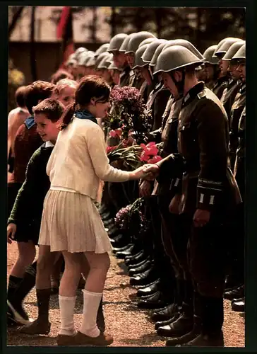 Fotografie Pioniere beglückwünschen NVA Soldaten zr Vereidigung, Soldat mit Ärmelband Wachregiment