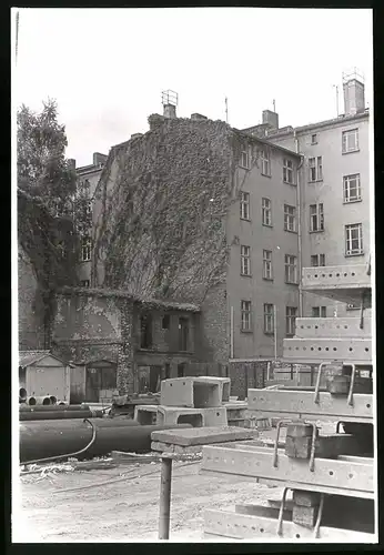 Fotografie unbekannter Fotograf, Ansicht Berlin-Friedrichshain, Hinterhof dient als Lagerplatz für Baustoffe