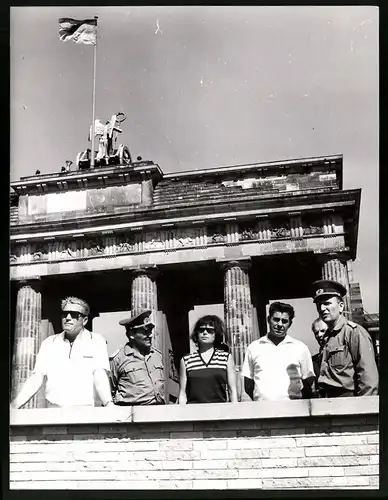 Fotografie unbekannter Fotograf, Ansicht Berlin, Fliegerkosmonaut Georgi Beregowoi, Berliner Mauer am Brandenburger Tor