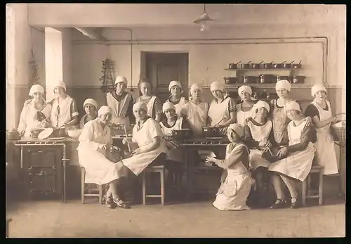 Fotografie Mütterschule, angehende junge Hausfrauen beim Kochlehrgang in einer Lehrküche