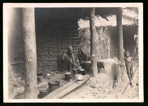 Fotografie afrikanische Volkstypen, Eingeborener betagter Mann bereitet eine Speise zu