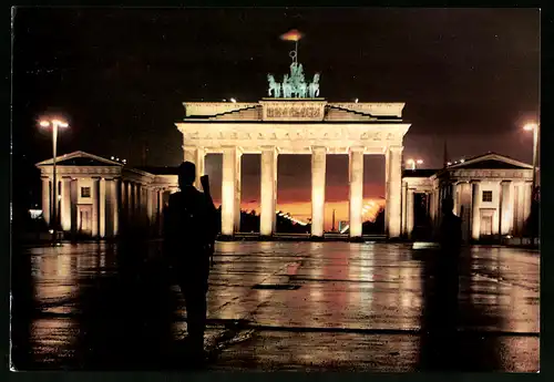 Fotografie unbekannter Fotograf, Ansicht Berlin, NVA Grenzsoldat auf Patrouille am Brandenburger Tor, Zonengrenze