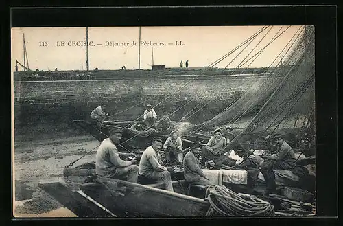 AK Le Croisic, Déjeuner de Pêcheurs, Fischer in ihren Booten