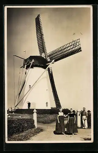 AK Diggekerke, Grondmolen, Windmühle, Damen in Tracht