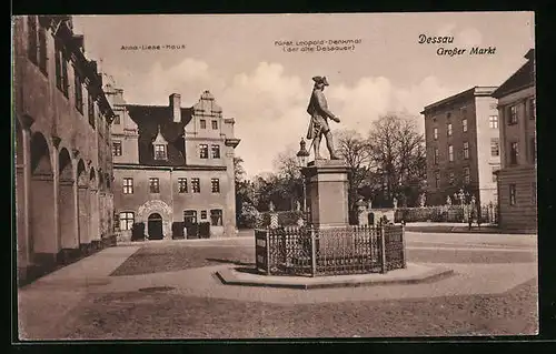 AK Dessau, Grosser Markt mit Denkmal und Anna-Liese-Haus