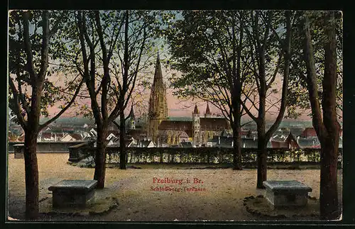 AK Freiburg i. Br., Schlossberg-Terrasse mit Blick auf Kirche